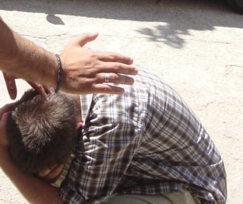 Unul dintre tâlharii care au bătut măr un tânăr, lăsat în libertate